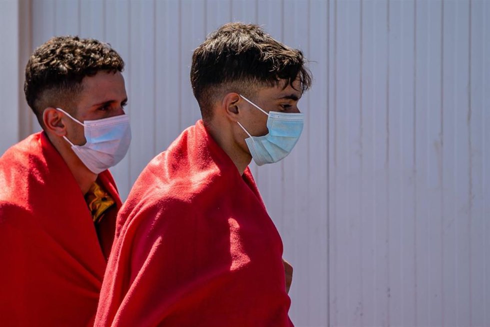 Archivo - Dos de los 34 migrantes que han sido rescatados por Salvamento Marítimo, cuando iban en una patera, en el Muelle de La Cebolla, a 1 de septiembre de 2021, en Lanzarote, Islas Canarias (España). La patera con los migrantes fue avistada al norte