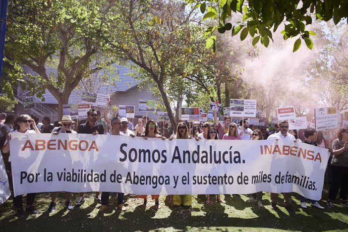 Varias personas portan un pancarta durante la concentración de los trabajadores de Abengoa en la consejería de Economía en una imagen de archivo