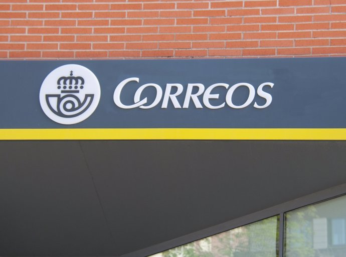 Archivo - Imagen de una oficina de Correos con el emblema de la empresa (Foto de archivo).