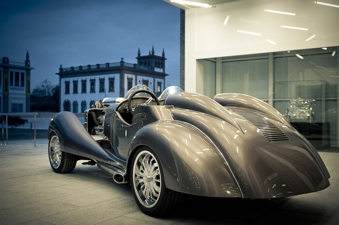 Coche bomba a la entrada del Museo Automovilístico y de la Moda (MAM) de Málaga, en la antigua Tabacalera.
