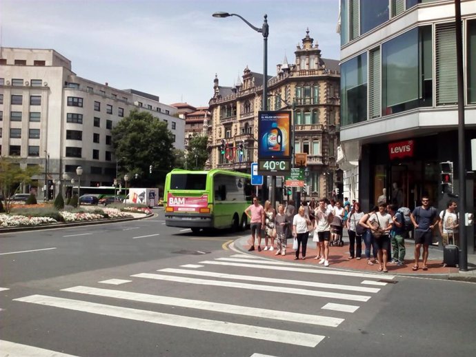 Archivo - Termómetro marcando 40 grados en la plaza Moyúa de Bilbao