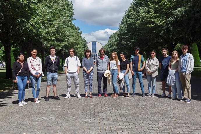 Archivo - La vicerrectora de Estudiantes, Empleo y Emprendimiento de la UPNA, Cristina Bayona Sáez, participa en un acto de reconocimiento a alumnos que realizan labor de mentoría.