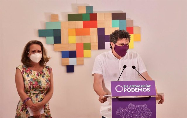 Archivo - El secretario de Comunicación de Podemos Andalucía, Javier García, en rueda de prensa en una foto de archivo.