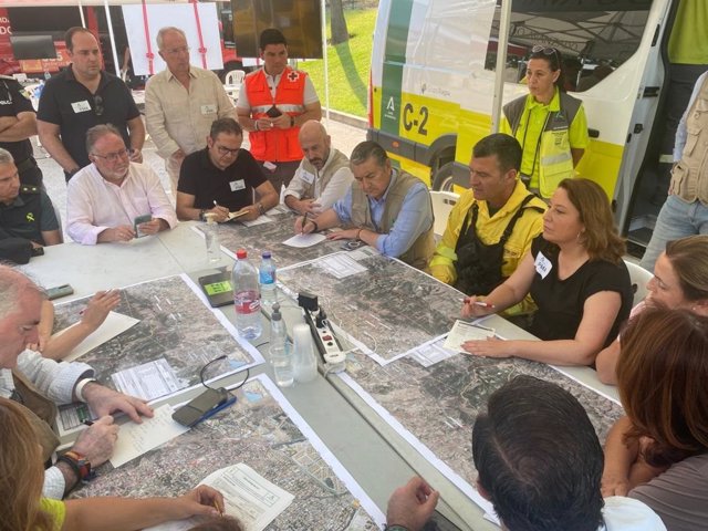 Reunión de coordinación en el PMA de Alhaurín el Grande ante el incendio forestal declarado en la Sierra de Mijas el 15 de julio de 2022.