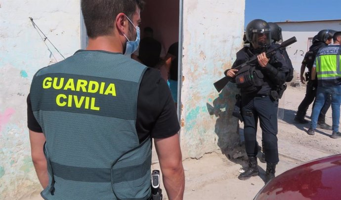 Agentes de la Guardia Civil y la Policía Nacional durante el operativo.