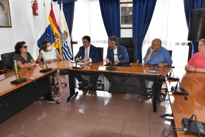 El presidente del Cabildo de Tenerife, Pedro Martín, se reúne con las representantes de la Plataforma La Rambla y el alcalde de San Juan de la Rambla, Ezequiel Domínguez
