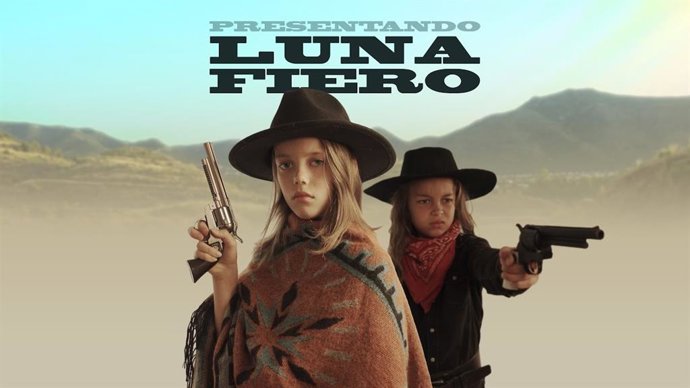 Cartel del cortometraje 'Presentando Luna Fiero', protagonizado por Amélie Dyer y realizado íntegramente por su familia.