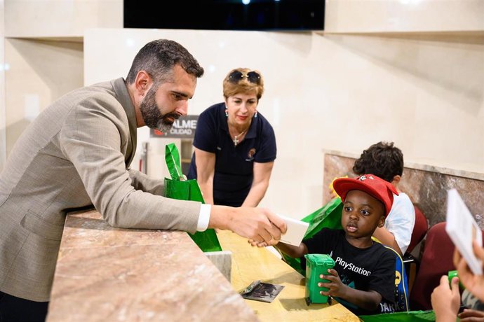 El alcalde de Almería, Ramón Fernández-Pacheco, recibe a niños que pasan sus vacaciones en la Escuela de Verano de los Centros de la Mujer.