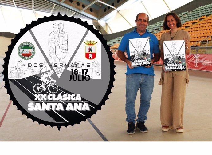 La concejala delegada de Deportes nazarena, Victoria Tirsa, y el presidente de la Peña ciclista Gómez del Moral, José Luis Jaime, en la presentación del cartel de la prueba.