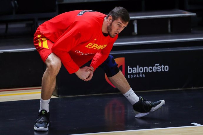 Archivo - El pívot español Rubén Guerrero durate un calentamiento con la selección española.