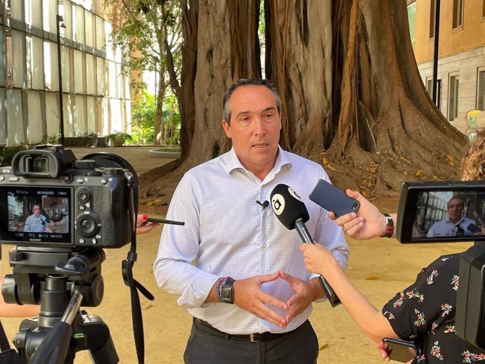 Rubén Ibáñez en atención a medios