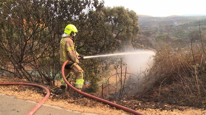 El incendio en Casas de Miravete (Extremadura) se complica y atraviesa la A-5