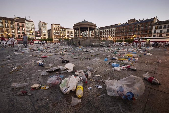 Basura en la plaza del Castillo de Pamplona durante los Sanfermines de 2022.