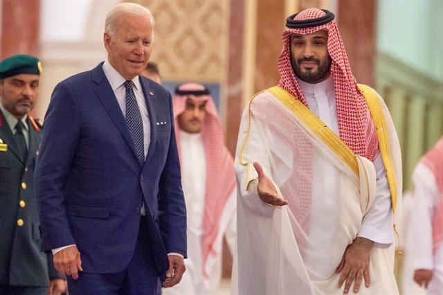 15 July 2022, Saudi Arabia, Jeddah: US President Joe Biden (L) welcomed by Saudi Crown Prince Mohammed bin Salman Al Saud ahead of their meeting at Al-Salam Palace. Photo: -/Saudi Press Agency/dpa