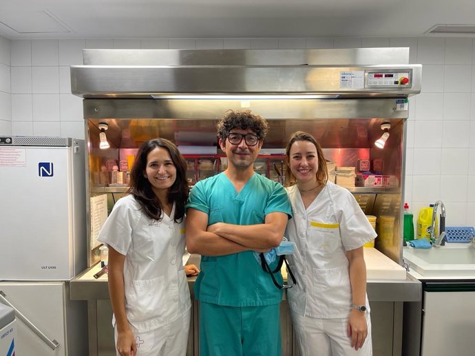 Las doctoras Estela Aguilar y Ana Ortiz, anatomopatólogas, y Fernando Alarcón, dermatólogo del hospital del Rosell forman parte del equipo que realiza estas cirugías