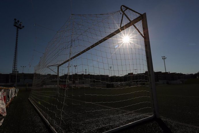 Archivo - Imagen de recurso de una portería de un campo de fútbol.