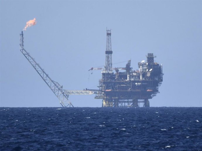 Archivo - Una plataforma de gas y petróleo frente a la costa de Libia en el Mediterráneo Central en la zona de Bahr Essalam Gas Field y Bouri Oilfiield, a 25 de febrero de 2022, en Libia.  