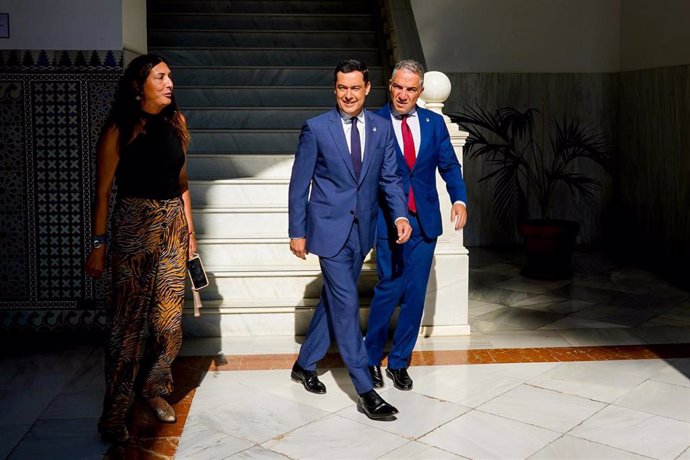 El presidente en funciones de la Junta de Andalucía, Juanma Moreno, junto al consejero de la Presidencia, Elías Bendodo y la secretaria del PP-A, Loles López, en una foto de archivo.