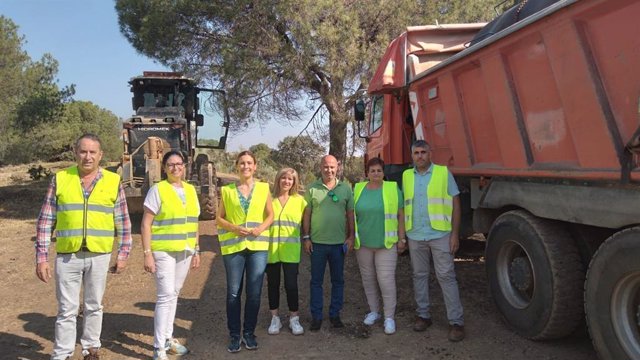 La delegada de Desarrollo Sostenible, María José Lara, supervisa los trabajos que se desarrollan en Baños de la Encina.