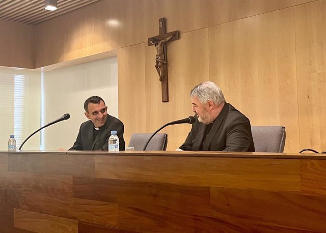 El sacerdote aragonés Ernesto Brotons, junto al arzobispo de Zaragoza, Carlos Escribano Subías, durante la rueda de prensa.