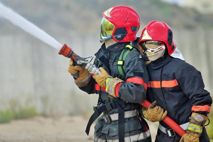 Bomberos trabajan en la extinción de un incendio en Marruecos