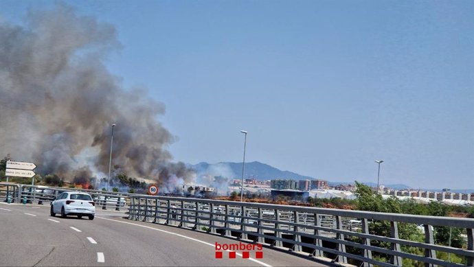 Imagen de un incendio en las instalaciones del Aeropuerto de Sabadell que impide las operaciones