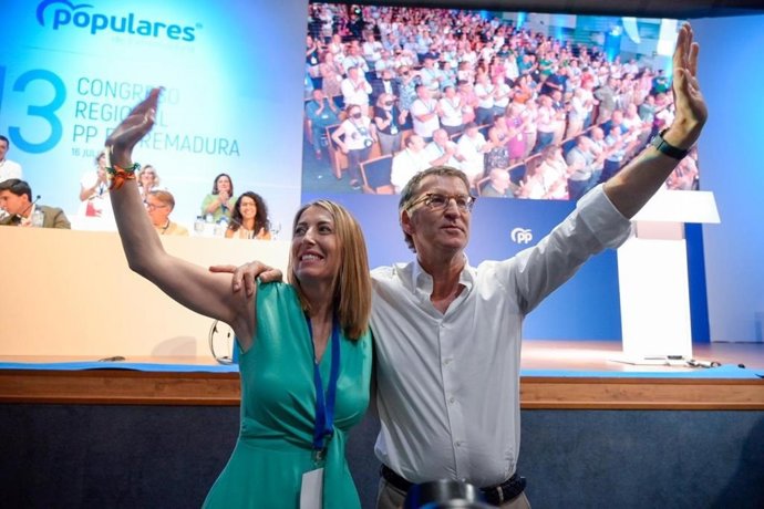 Alberto Núñez Feijóo con María Guardiola, tras ser proclamada nueva presidenta del PP de Extremadura