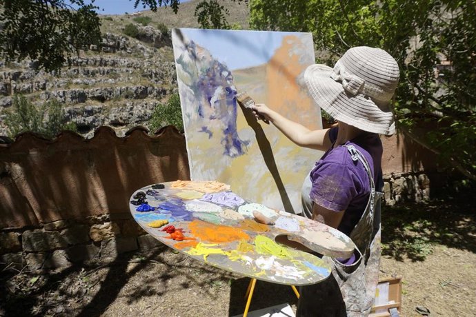 Una alumna del Curso Superior de Pintura de Paisaje, dirigido por la doctora Paloma Peláez Bravo y organizado por la Fundación Santa María de Albarracín.