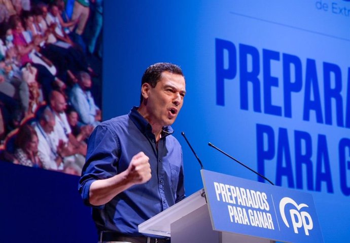 El presidente de la Junta de Andalucía y del PP-A, Juanma Moreno, en la clausura del congreso del PP de Extremadura.