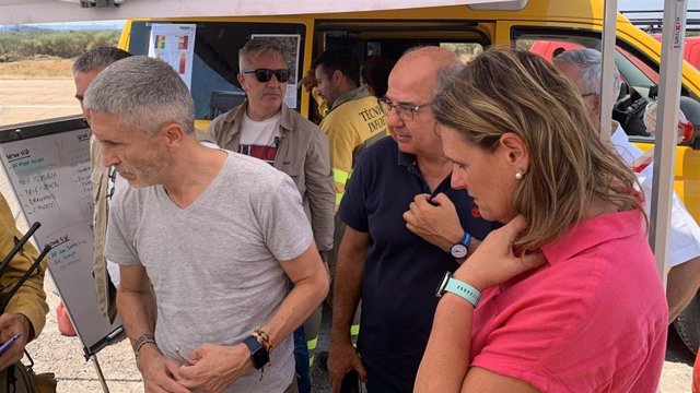 El ministro Grande-Marlaska, y la delegada del Gobierno, Yolanda Garcçia Seco, durante su visita este sábado a la zona de Casas de Miravete para comprobar la magnitud del incendio.