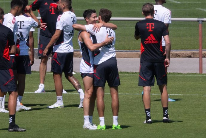 El jugador polaco Robert Lewandowski junto al alemán Thomas Müller