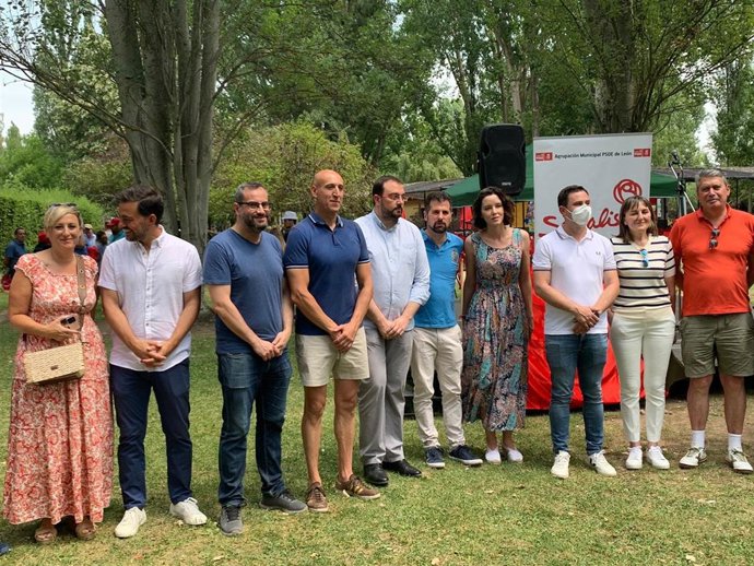 El presidente del Principado de Asturias y secretario general de la Federación Socialista Asturiana, Adrián Barbón, junto al alcalde de León, José Antonio Diez, -en el centro de la imagen- en la Fiesta de la Rosa en el Parque de la Candamia.