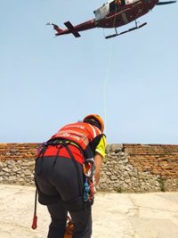 El helicóptero evacua a un joven de 24 años del Faro del Caballo tras una caída