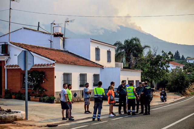 Vecinos de Alhaurín el Grande  han sido desalojados preventivamente por el incendio en la sierra de Mijas a 15 de julio del 2022 en Alhaurín el Grande  (Málaga, Andalucía, España)