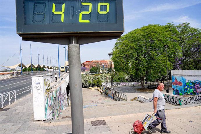 Archivo - Un termómetro urbano en el Puente del Cachorro marca 42 grados durante el primer día de altas temperaturas en Sevilla, a 19 de mayo de 2022 en Sevilla (Andalucía, España)