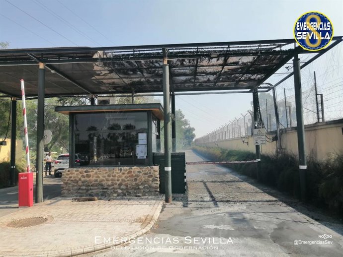 Control de acceso al Club Pineda, afectado por un incendio de pastos.
