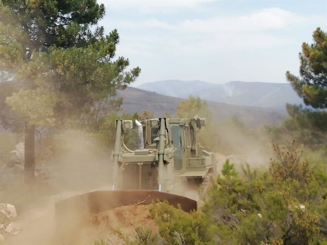 Una de las máquinas aportadas por el Ejército de Tierra al incendio de Monsagro.