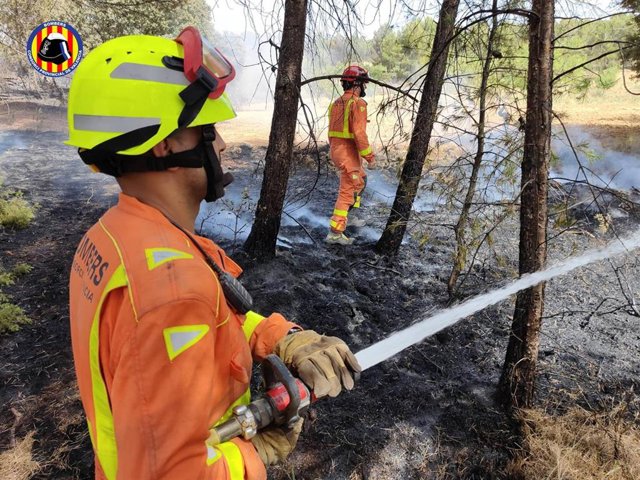 Un bombero trabaja en un incendio forestal, en una imagen de archivo