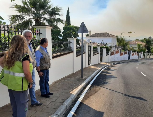 Antonio Sanz, viceconsejero de Presidencia, en la zona de viviendas de Alhaurín el Grande que ha sido desalojada por prevención en la tarde de este 16 de julio por el incendio forestal en la Sierra de Mijas que afecta a tres municipios malagueños