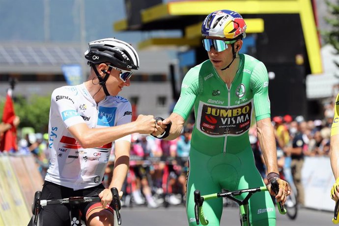 El ciclista esloveno Tadej Pogacar (UAE Team Emirates) y el belga Wout Van Aert (Jumbo-Visma)