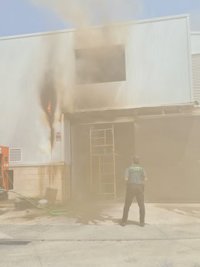 Se incendia una nave en el polígono industrial de Murieta