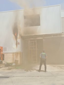 Incendio en una nave en el polígono industrial de Murieta.