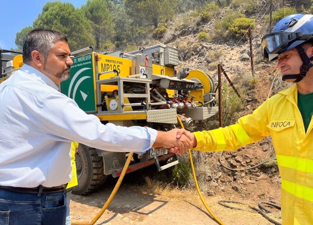 El alcalde de Mijas, Josele González, saluda a un miembro del Plan Infoca que participa en las labores contra el incendio forestal originado en el paraje El Higuerón de Mijas el viernes 15 de julio de 2022.
