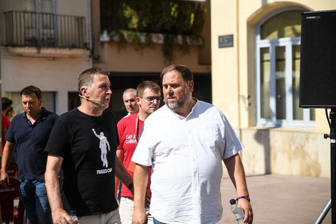 Otegi junto a Junqueras durante la Acampada Jove
