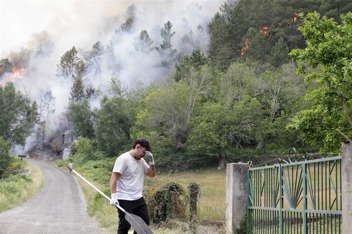 Vecinos colaboran en las labores de extinción de un incendio en a 15 de julio de 2022, en Samos, Lugo, Galicia.