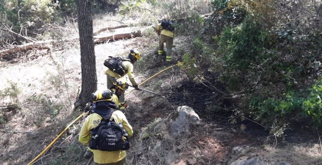 Bomberos forestales del Plan Infoca luchan contra el fuego en la Sierra de Mijas, con afección a tres municipios malagueños: Alhaurín el Grande, Alhaurín de la Torre y Mijas.