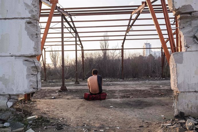 Archivo - February 10, 2018 - Sid, Vojvodina, Serbia - Outside an abandoned factory close to the Serbian - Croatian border a Pakistani migrant relaxes in the afternoon sun. The young man claims to have been forced to leave Pakistan because of Taliban vi