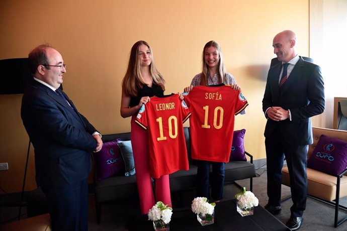 La Princesa de Asturias doña Leonor y la Infanta doña Sofía apoyan a la Selección española femenina en la EURO 2022