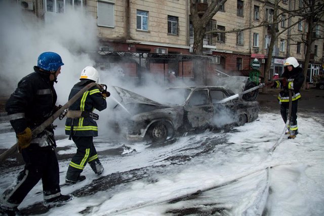 Archivo - Imagen de archivo de servicios de emergencia en un ataque en Mikolaiv, Ucrania.