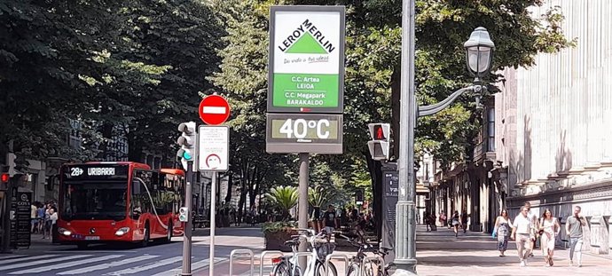 Termómetro marca 40 grados en la Gran Vía de Bilbao.